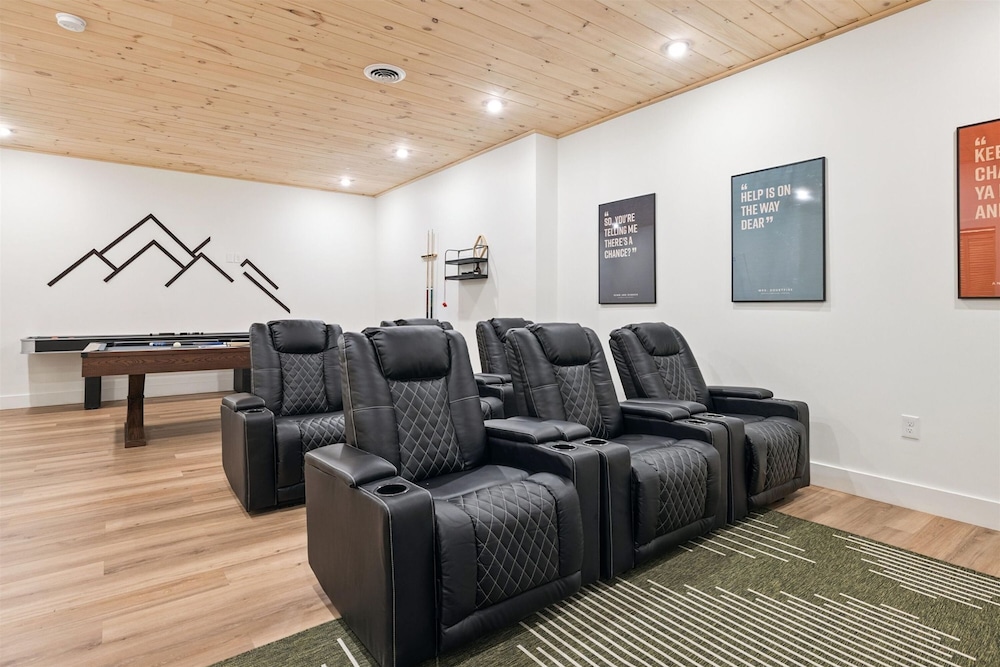Luxury Cabin w Indoor Pool Hot Tub Game Room