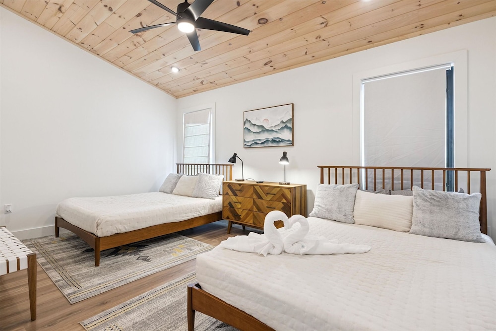 Luxury Cabin w Indoor Pool Hot Tub Game Room