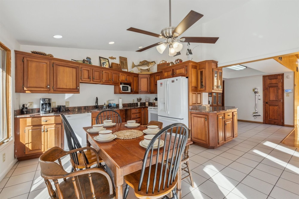 Very Secluded Breathtaking Riverfront Game Room