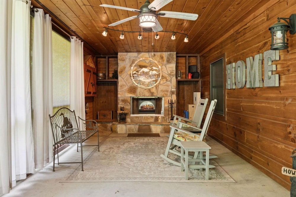Cozy Cottage w EV Charger Firepit Bed Swing