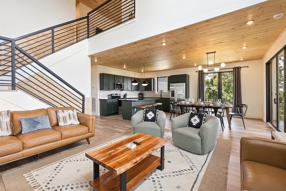 Luxury Cabin w Indoor Pool Hot Tub Game Room