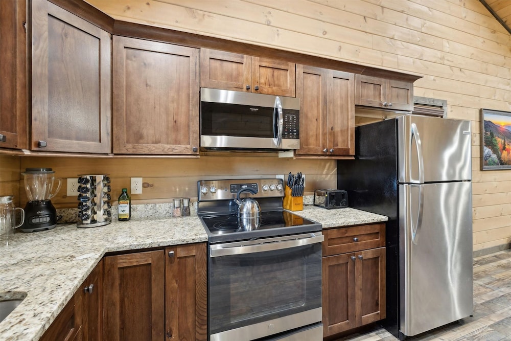 Fantastic Cabin w Gameroom Hot Tub Fireplace