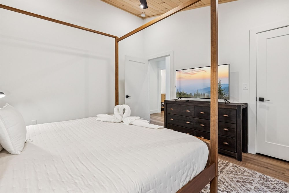 Luxury Cabin w Indoor Pool Hot Tub Game Room
