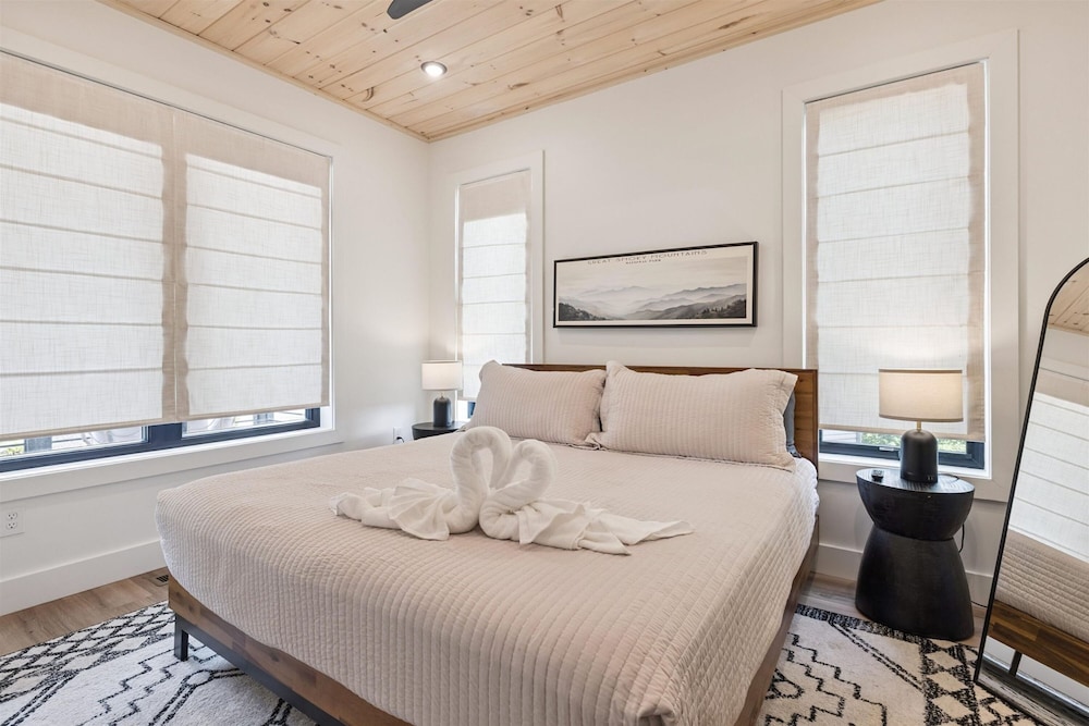 Luxury Cabin w Indoor Pool Hot Tub Game Room