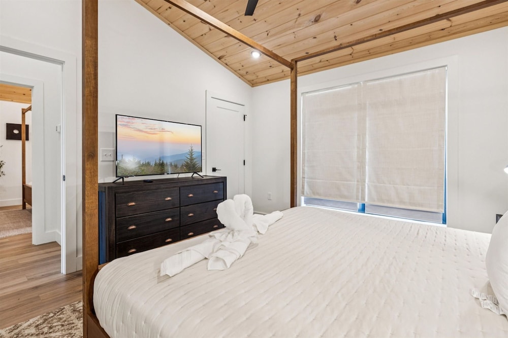 Luxury Cabin w Indoor Pool Hot Tub Game Room