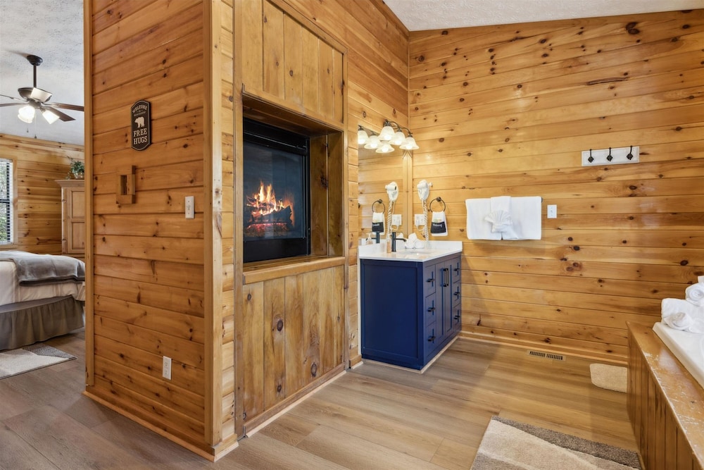 Romantic Cabin w Jacuzzi Hot Tub Fireplace