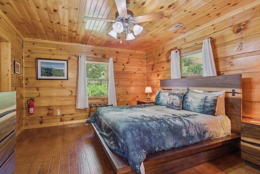 Cozy Cottage w EV Charger Firepit Bed Swing