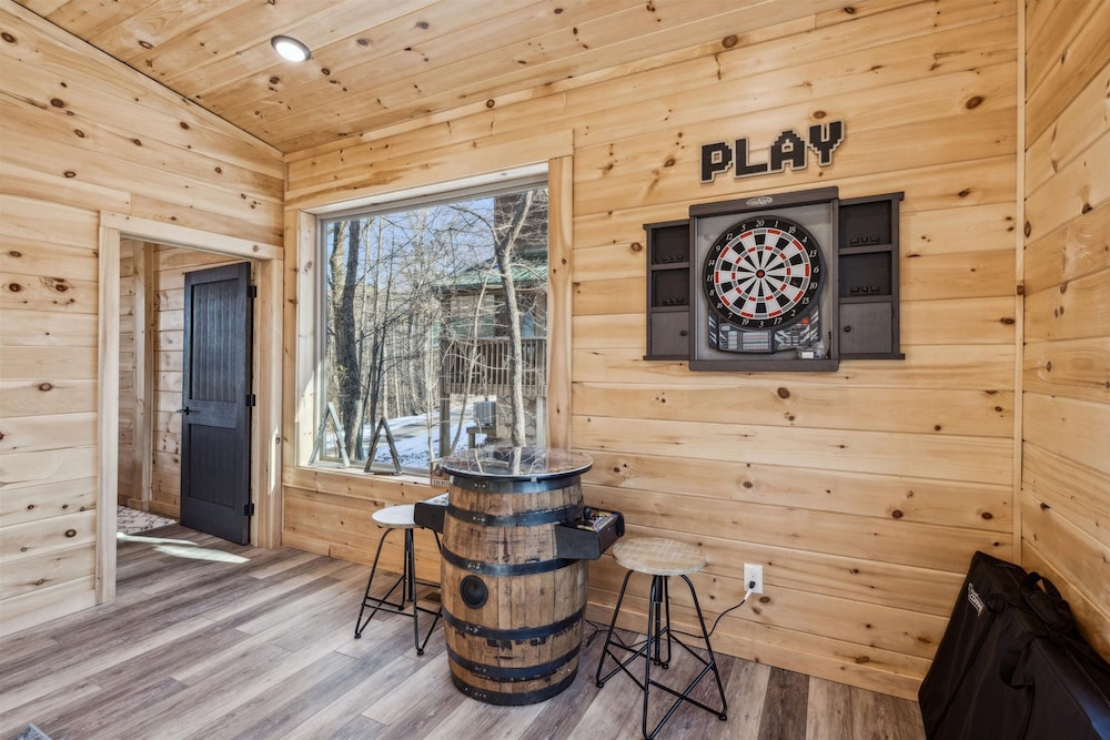 Brand New Cabin w Fire Pit Hot Tub Gameroom