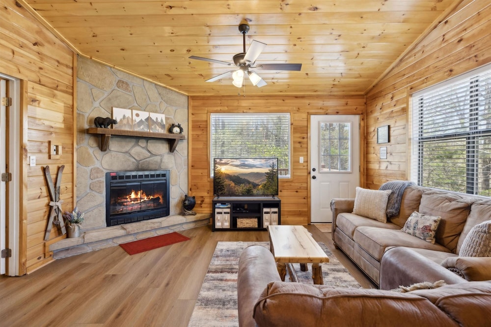 Romantic Cabin w Jacuzzi Hot Tub Fireplace