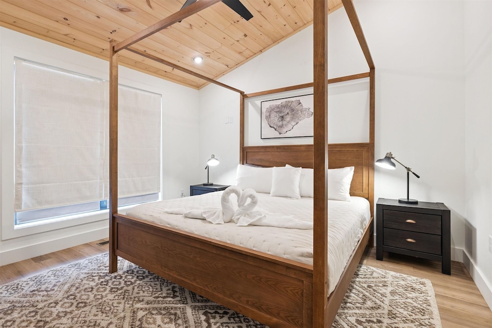 Luxury Cabin w Indoor Pool Hot Tub Game Room