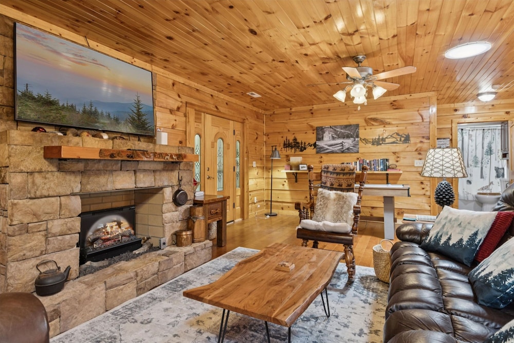 Cozy Cottage w EV Charger Firepit Bed Swing