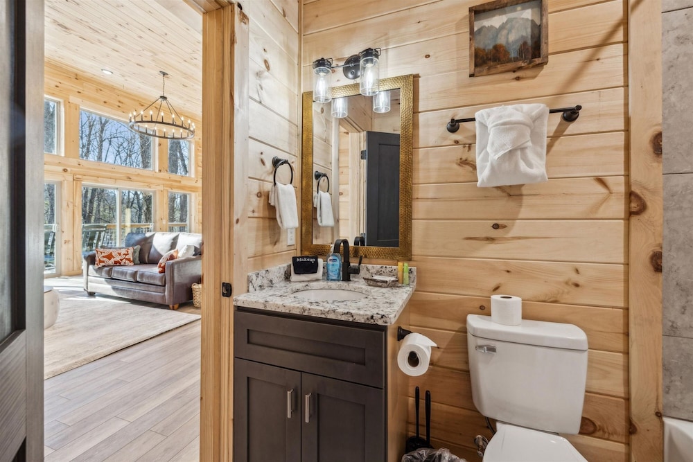 Brand New Cabin w Fire Pit Hot Tub Gameroom