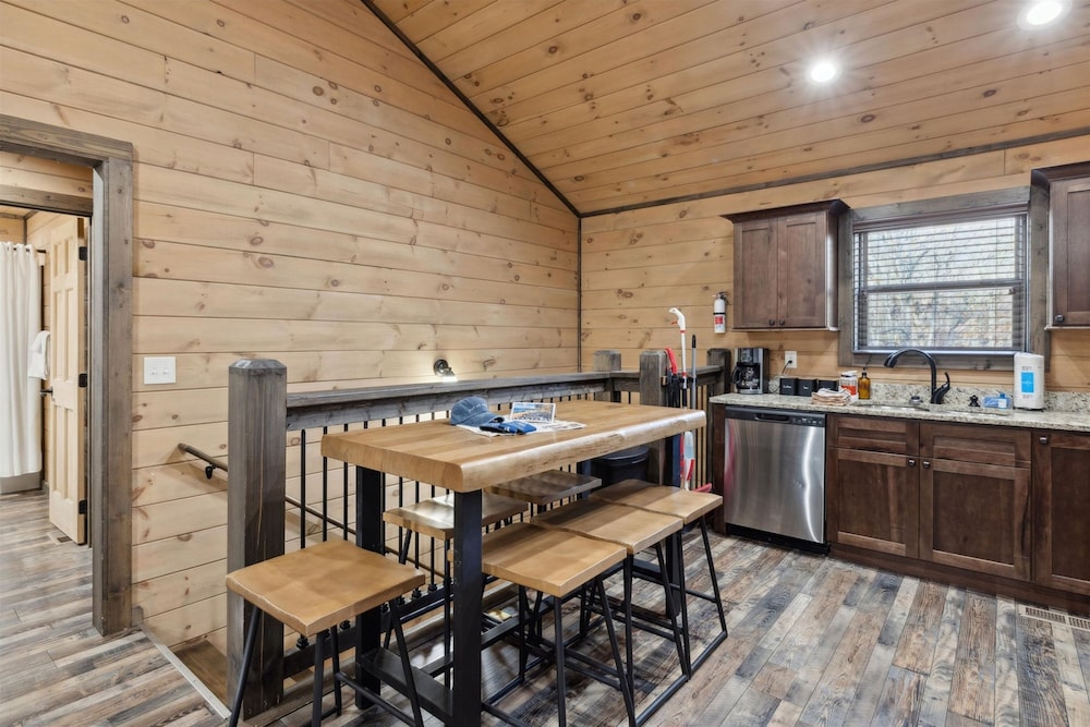 Fantastic Cabin w Gameroom Hot Tub Fireplace
