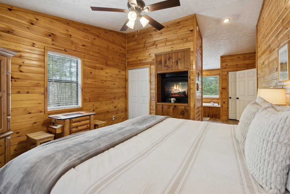 Romantic Cabin w Jacuzzi Hot Tub Fireplace