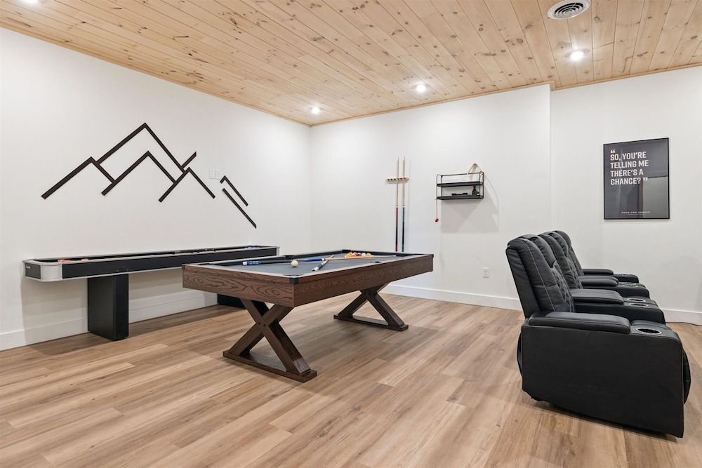Luxury Cabin w Indoor Pool Hot Tub Game Room