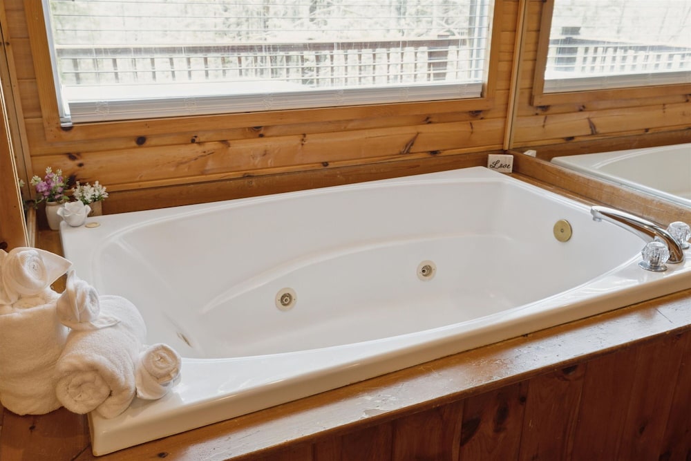 Romantic Cabin w Jacuzzi Hot Tub Fireplace