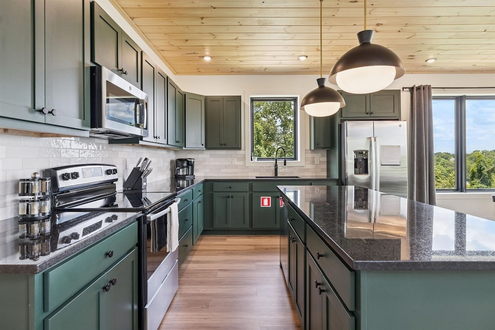 Luxury Cabin w Indoor Pool Hot Tub Game Room