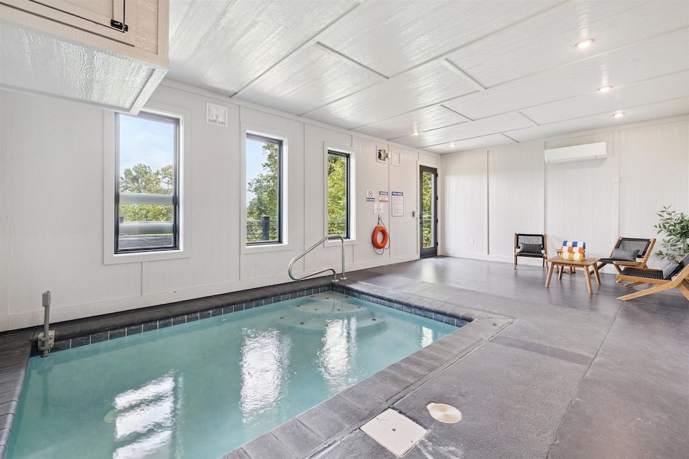 Luxury Cabin w Indoor Pool Hot Tub Game Room