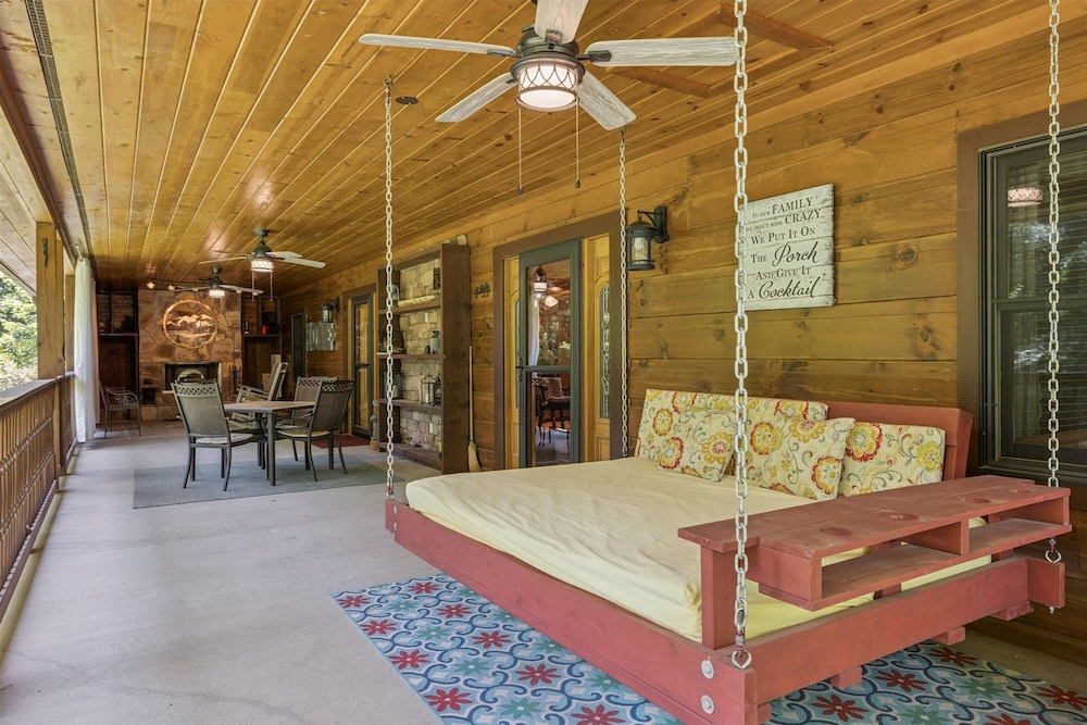 Cozy Cottage w EV Charger Firepit Bed Swing