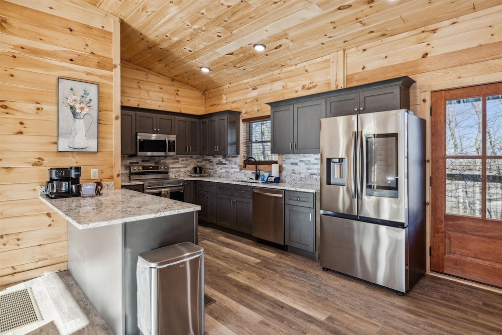 Brand New Cabin w Fire Pit Hot Tub Gameroom