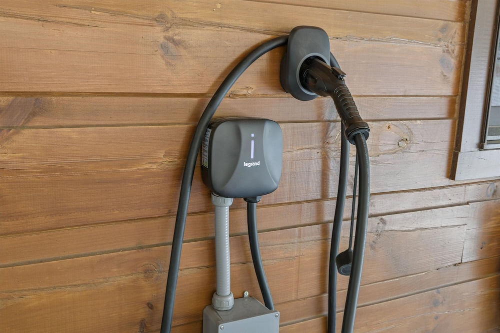 Cozy Cottage w EV Charger Firepit Bed Swing