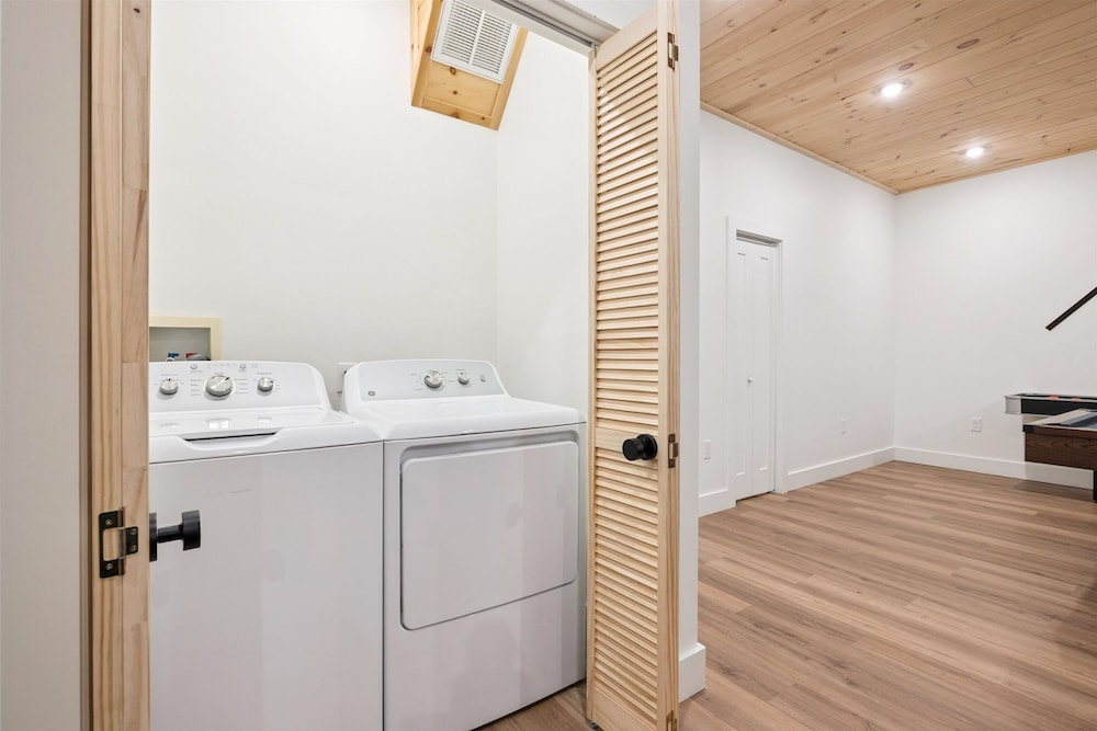 Luxury Cabin w Indoor Pool Hot Tub Game Room