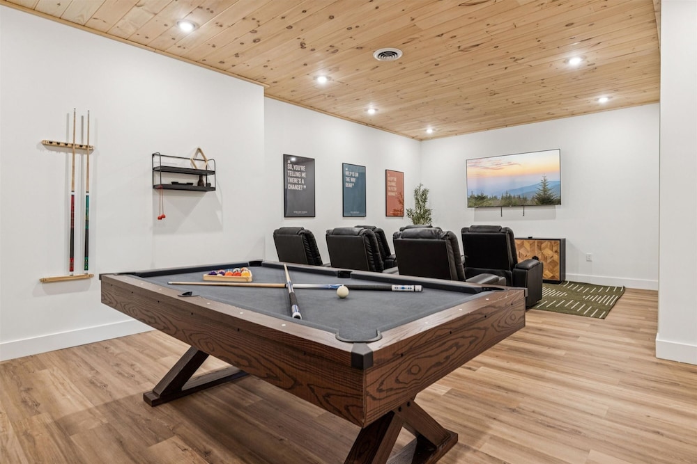 Luxury Cabin w Indoor Pool Hot Tub Game Room