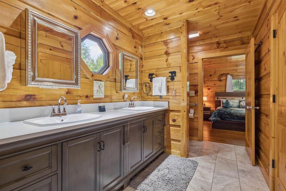 Cozy Cottage w EV Charger Firepit Bed Swing