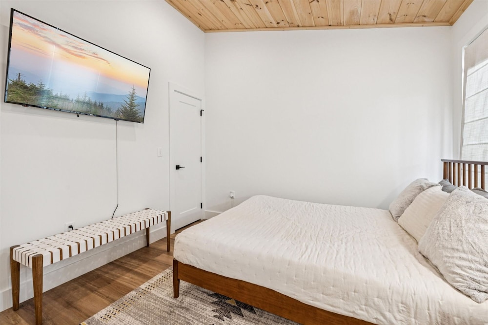 Luxury Cabin w Indoor Pool Hot Tub Game Room