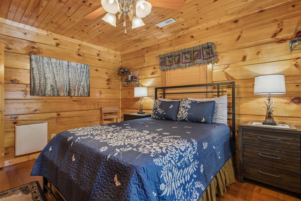 Cozy Cottage w EV Charger Firepit Bed Swing