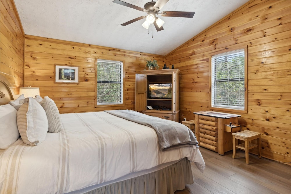 Romantic Cabin w Jacuzzi Hot Tub Fireplace