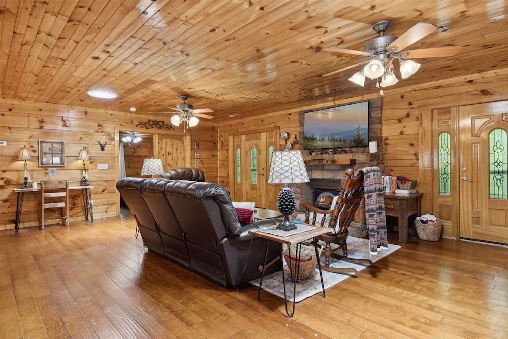 Cozy Cottage w EV Charger Firepit Bed Swing