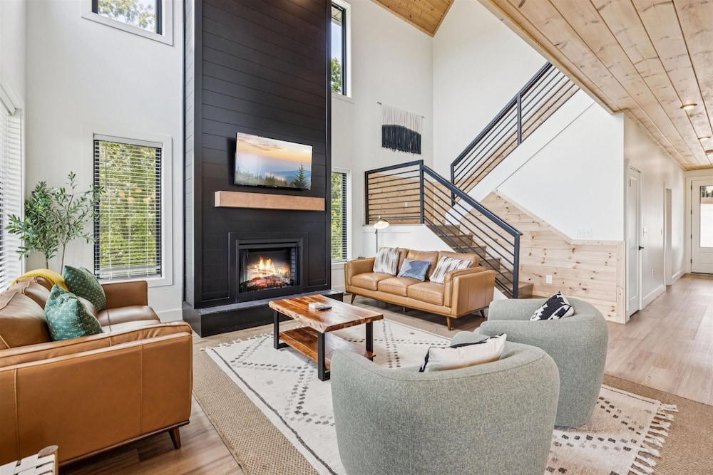 Luxury Cabin w Indoor Pool Hot Tub Game Room