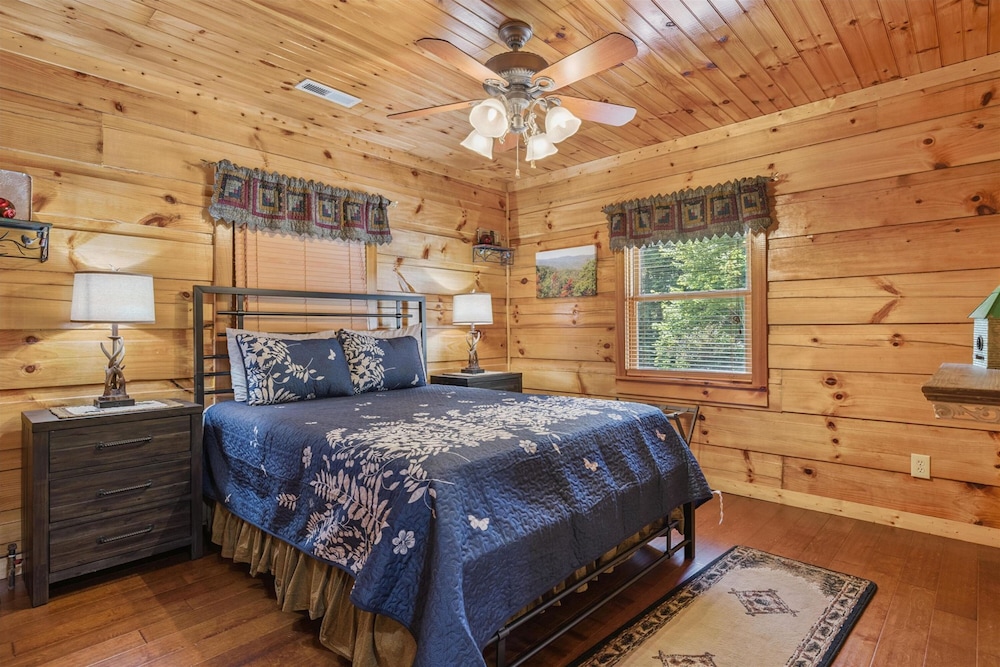 Cozy Cottage w EV Charger Firepit Bed Swing