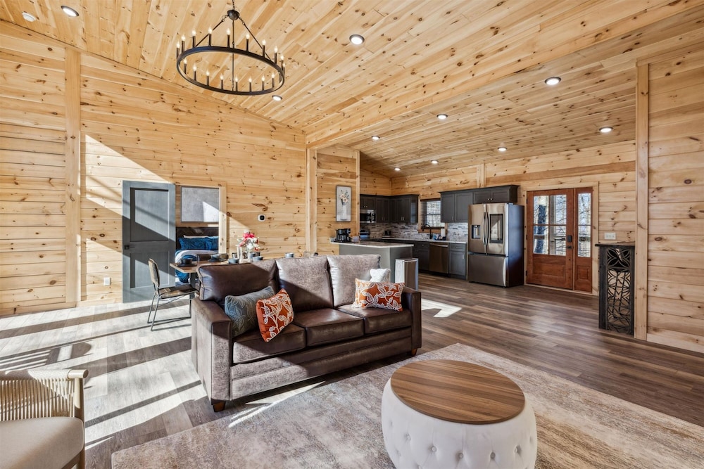 Brand New Cabin w Fire Pit Hot Tub Gameroom