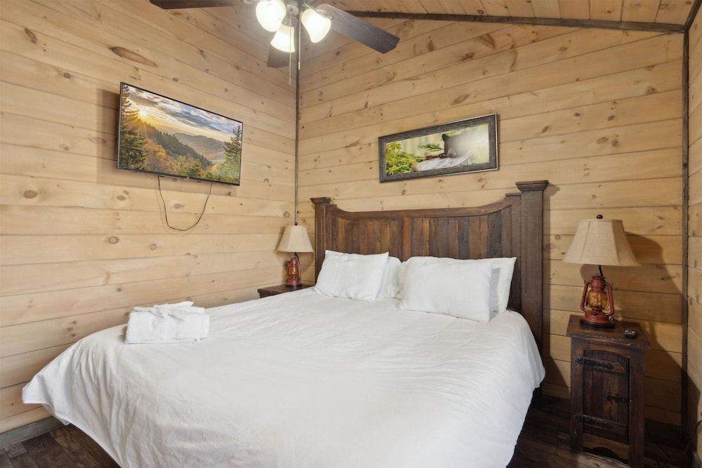 Fantastic Cabin w Gameroom Hot Tub Fireplace
