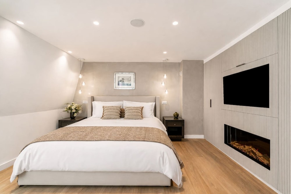 London Mews Home w Glass Atrium Terrace