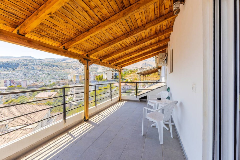 Hillside Apartment Gjirokast r 2