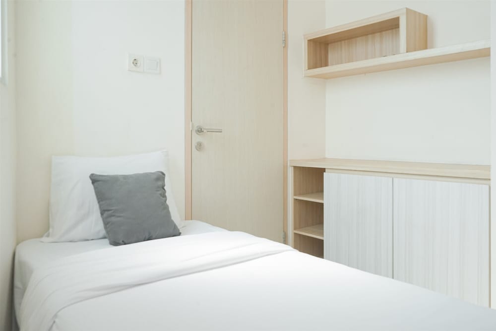Modern Look And Homey 2Br Apartment Tree Park City Bsd
