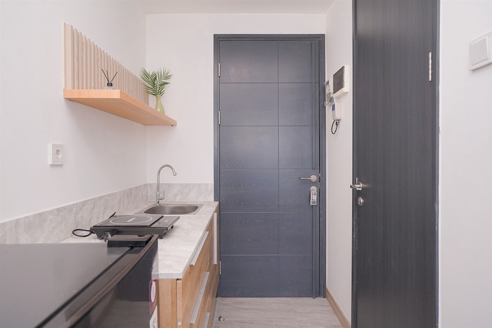 Fully Furnished and Homey Studio Collins Boulevard Apartment