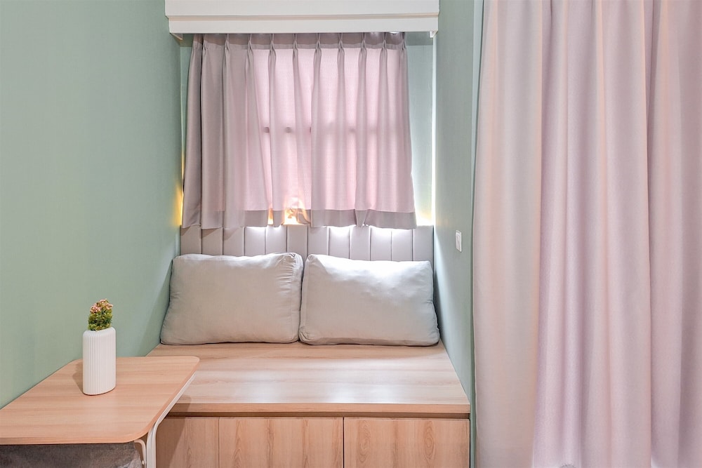 Simple Neutral Toned Studio Room At Parkland Avenue Apartment