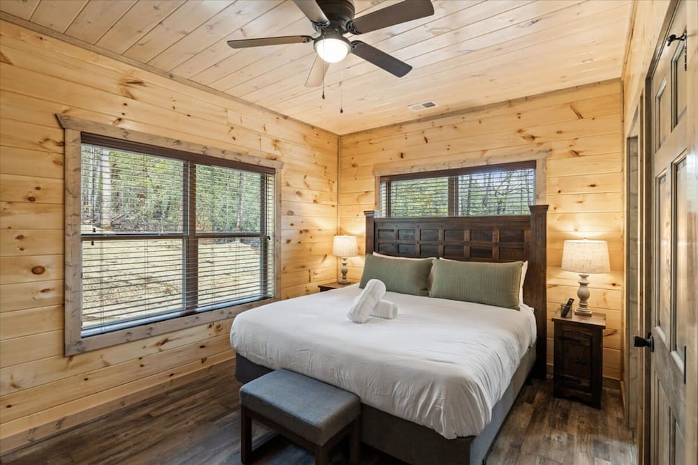 NEW - 1 Location Cabin Pool Hot Tub Arcade HL