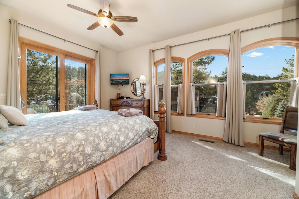 Boulder Cove Lakefront Estate