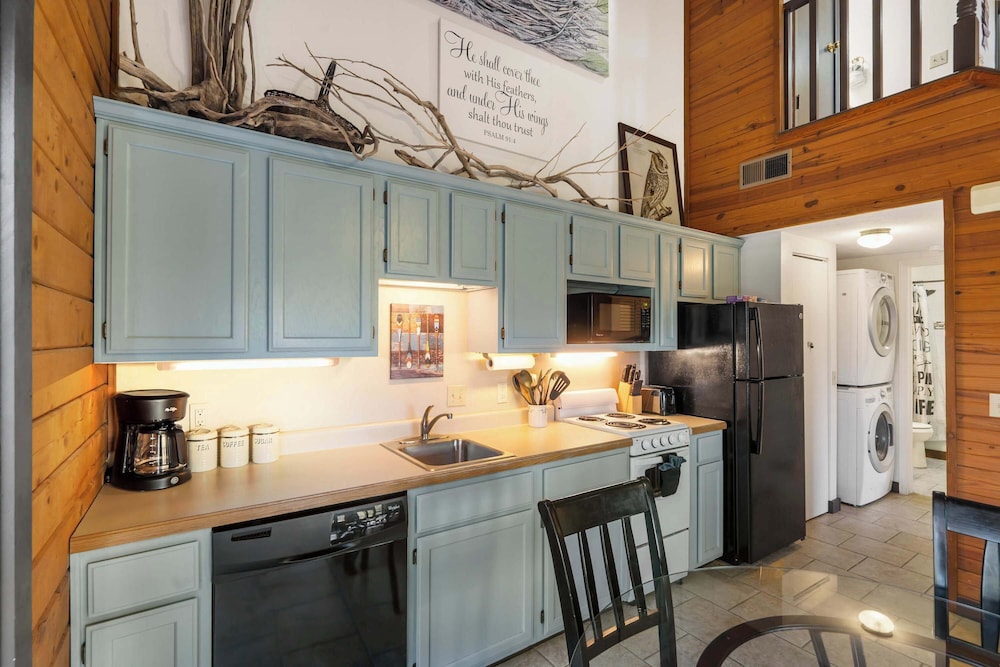 Rustic Shore Cabin Stay for 6