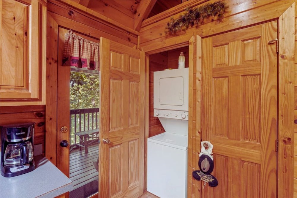 Backwoods Secluded Cabin Escape for 8 Guests