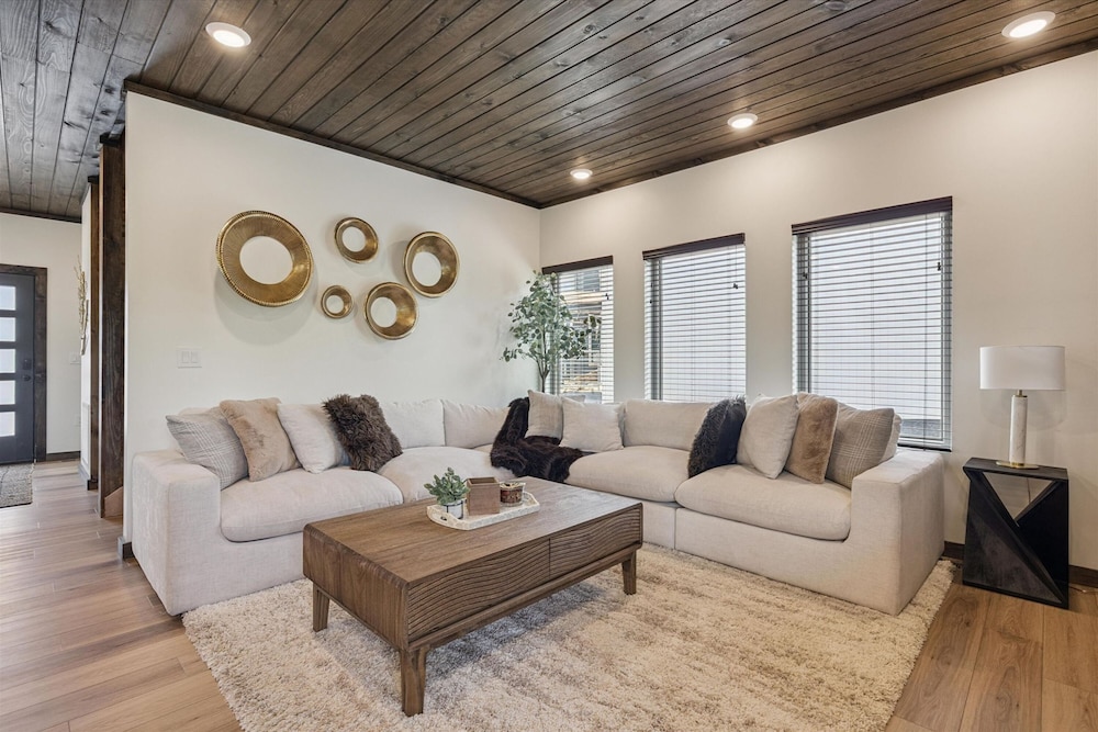 Gorgeous Brand-new Home w Pool Game Room Hot Tub