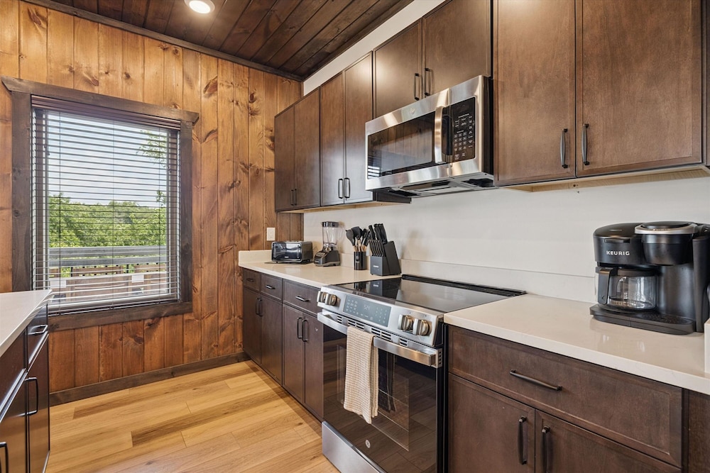 Gorgeous Brand-new Home w Pool Game Room Hot Tub