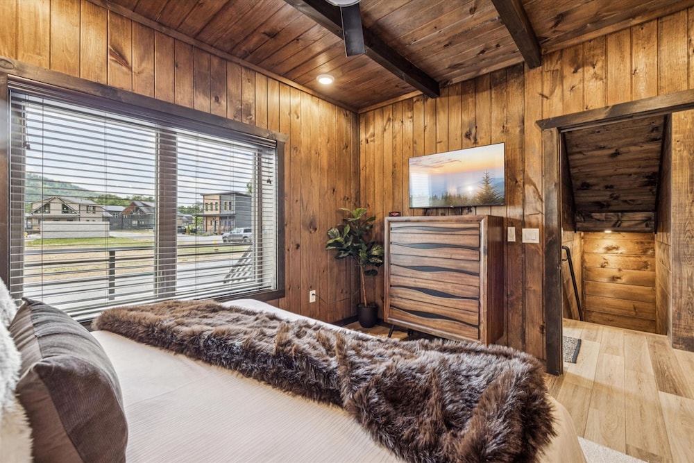 Gorgeous Brand-new Home w Pool Game Room Hot Tub