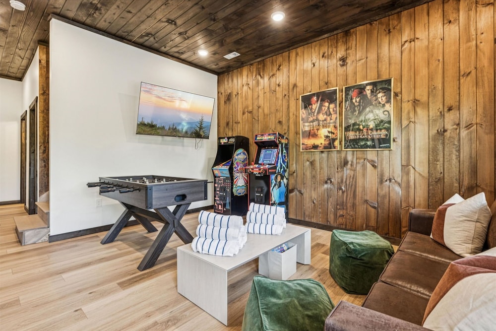 Gorgeous Brand-new Home w Pool Game Room Hot Tub