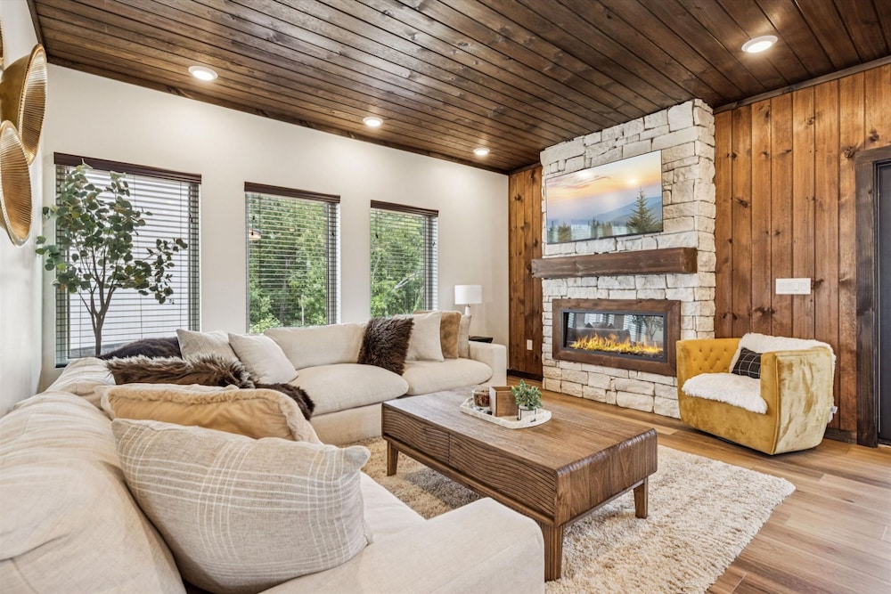 Gorgeous Brand-new Home w Pool Game Room Hot Tub